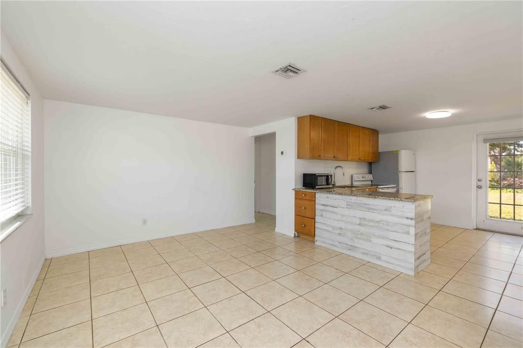 For Sale: $220,000 (2 beds, 1 baths, 869 Square Feet)