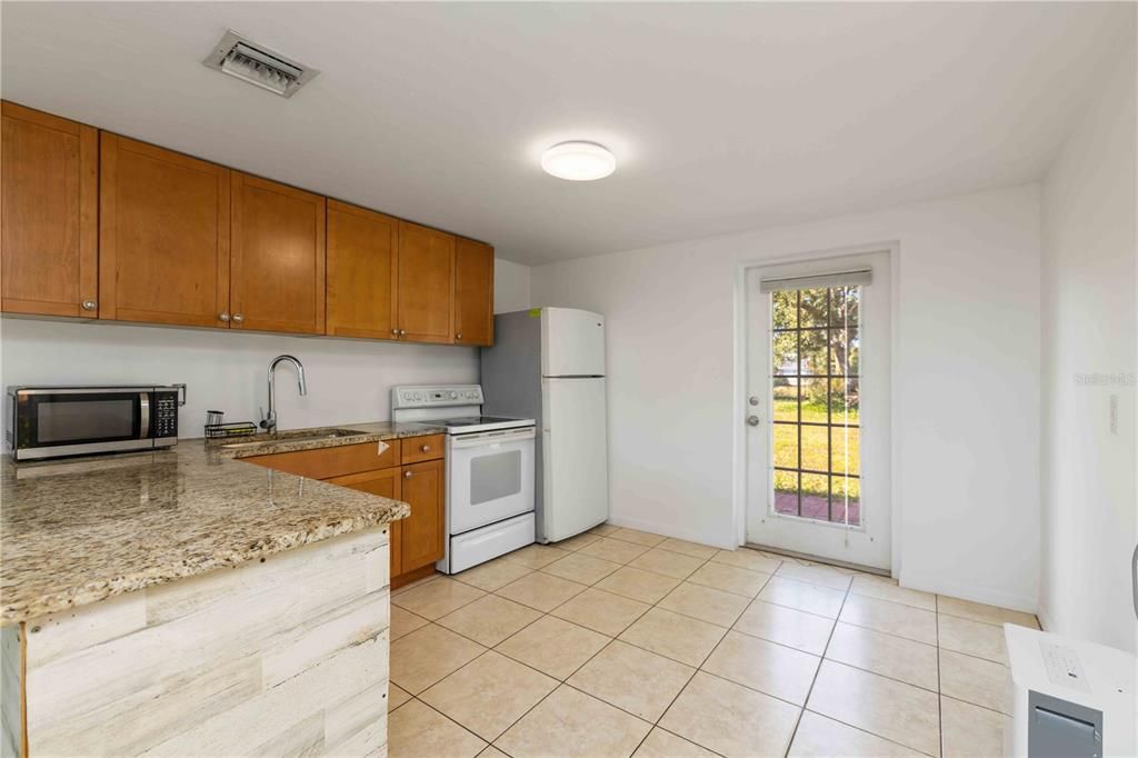 For Sale: $220,000 (2 beds, 1 baths, 869 Square Feet)