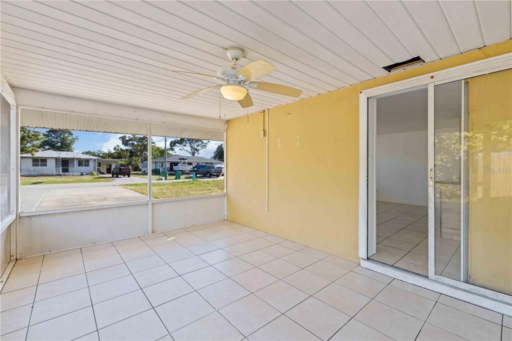 For Sale: $220,000 (2 beds, 1 baths, 869 Square Feet)