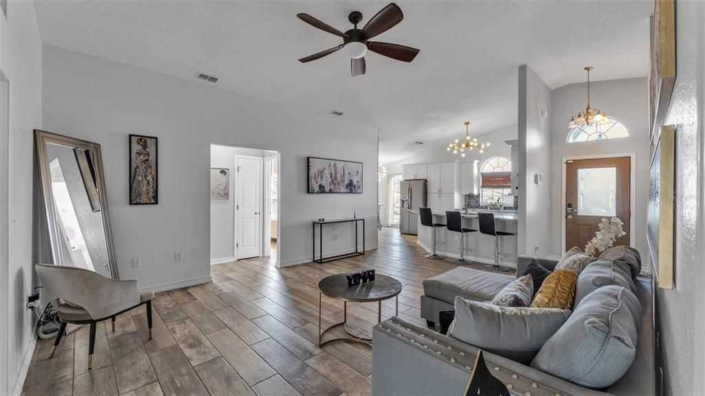 待售: $425,000 (4 贝兹, 3 浴室, 1649 平方英尺)