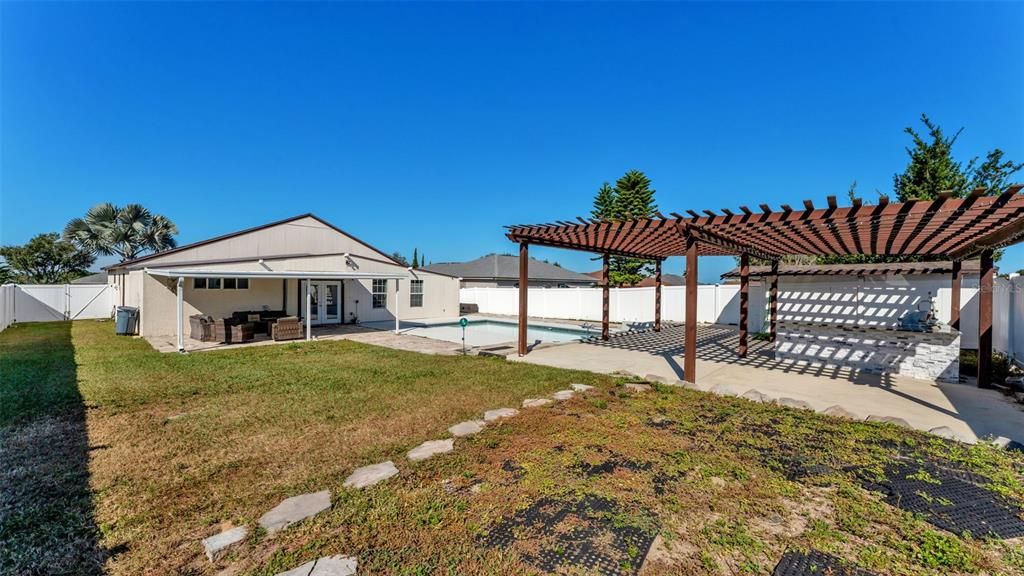 待售: $425,000 (4 贝兹, 3 浴室, 1649 平方英尺)