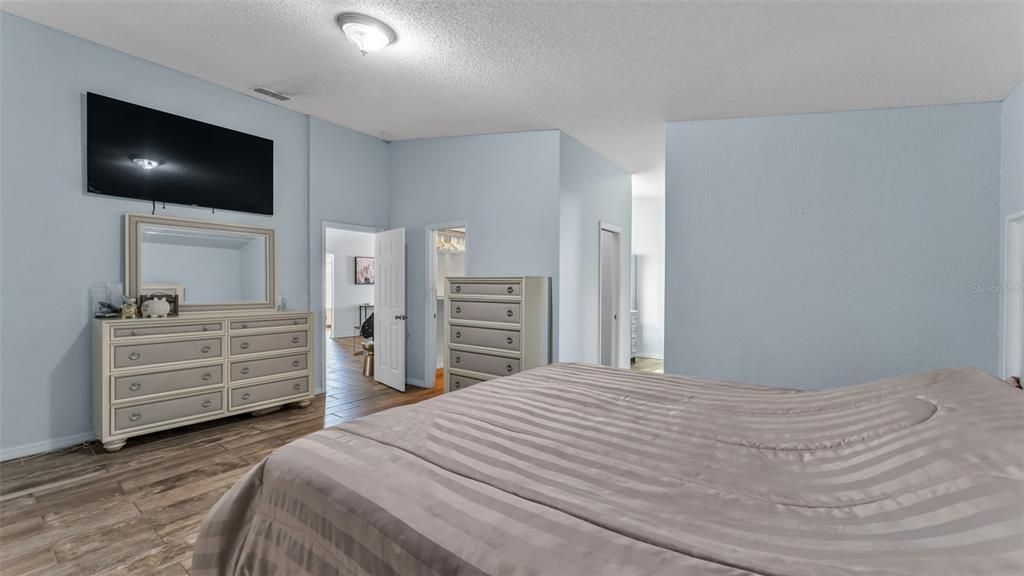 待售: $425,000 (4 贝兹, 3 浴室, 1649 平方英尺)