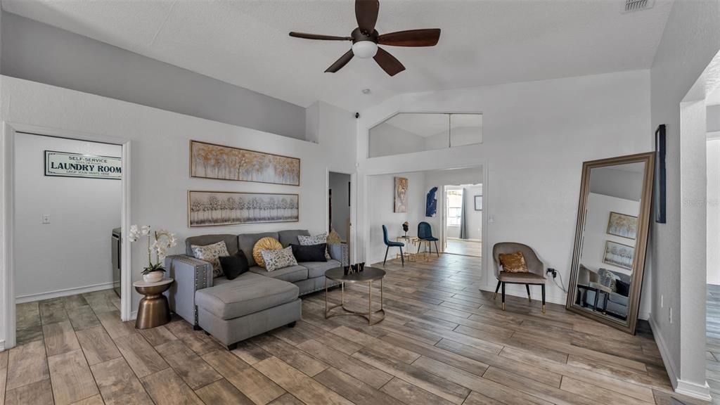 待售: $425,000 (4 贝兹, 3 浴室, 1649 平方英尺)