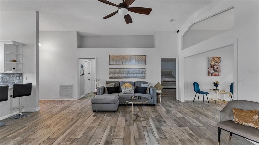 待售: $425,000 (4 贝兹, 3 浴室, 1649 平方英尺)