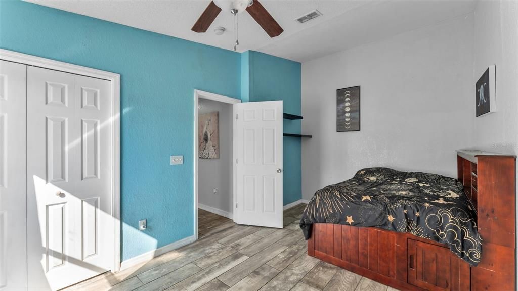 待售: $425,000 (4 贝兹, 3 浴室, 1649 平方英尺)