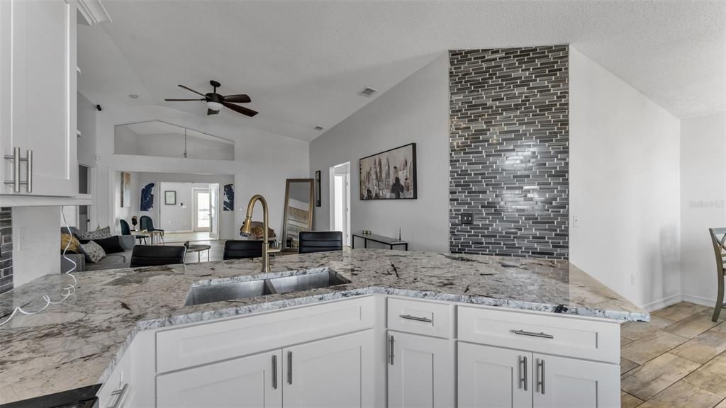 待售: $425,000 (4 贝兹, 3 浴室, 1649 平方英尺)