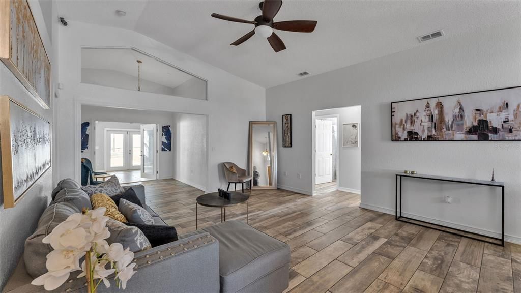 待售: $425,000 (4 贝兹, 3 浴室, 1649 平方英尺)