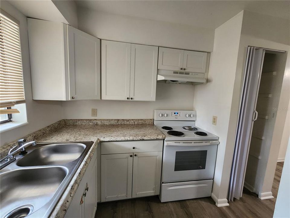 В аренду: $900 (2 спален, 1 ванн, 992 Квадратных фут)