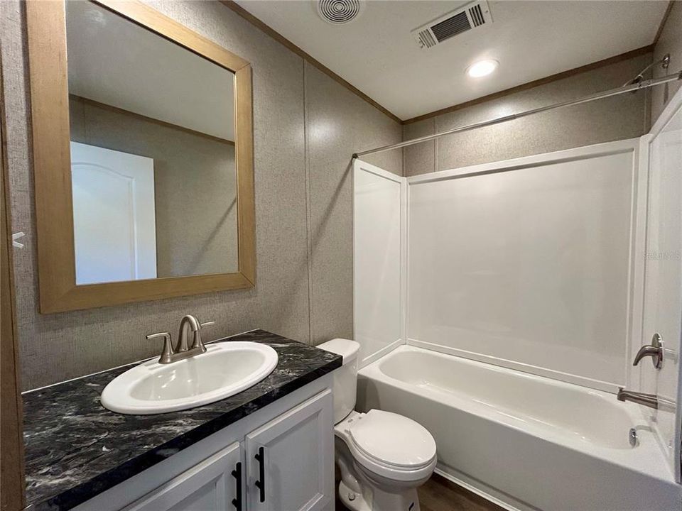 待售: $119,000 (2 贝兹, 2 浴室, 896 平方英尺)