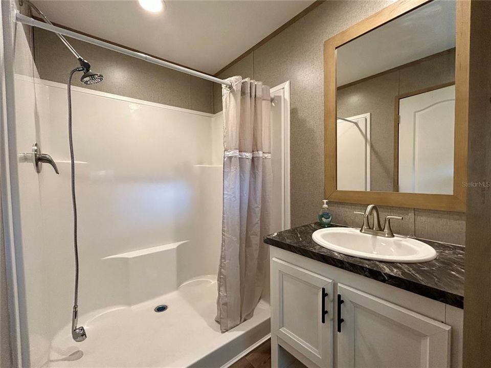 待售: $119,000 (2 贝兹, 2 浴室, 896 平方英尺)