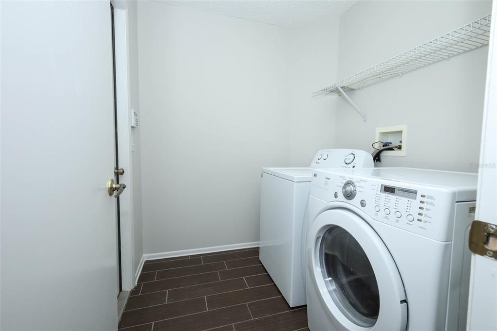 合同活跃: $415,000 (4 贝兹, 2 浴室, 1929 平方英尺)