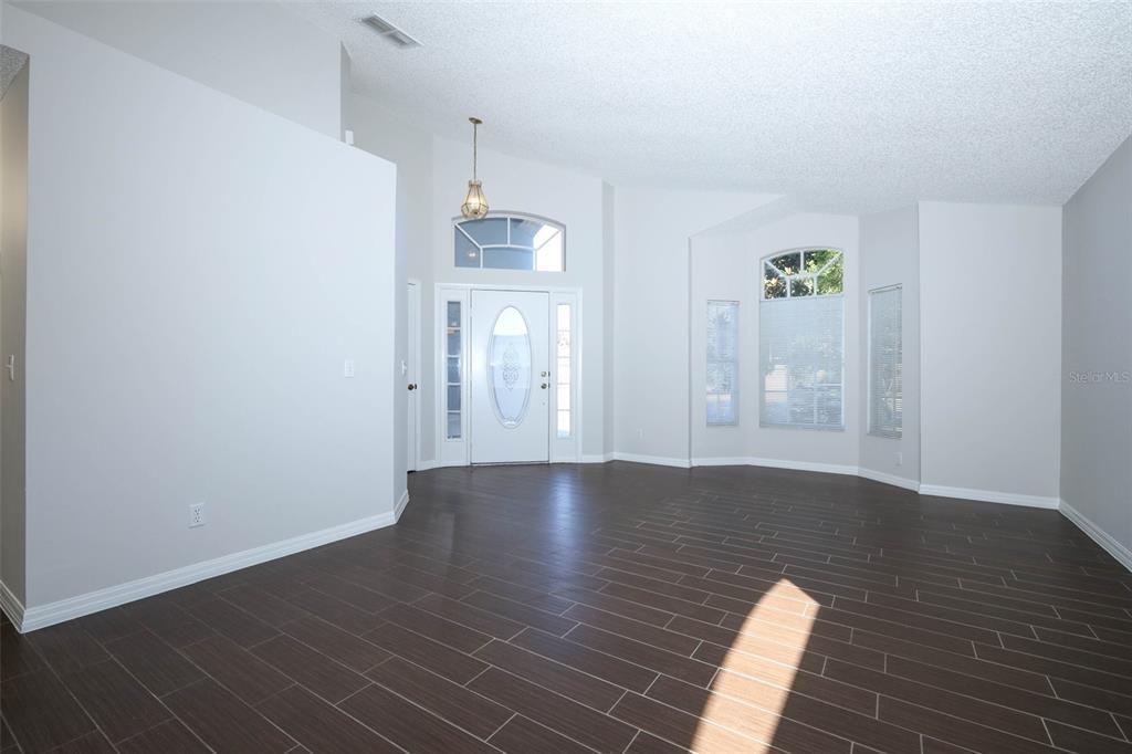 合同活跃: $415,000 (4 贝兹, 2 浴室, 1929 平方英尺)