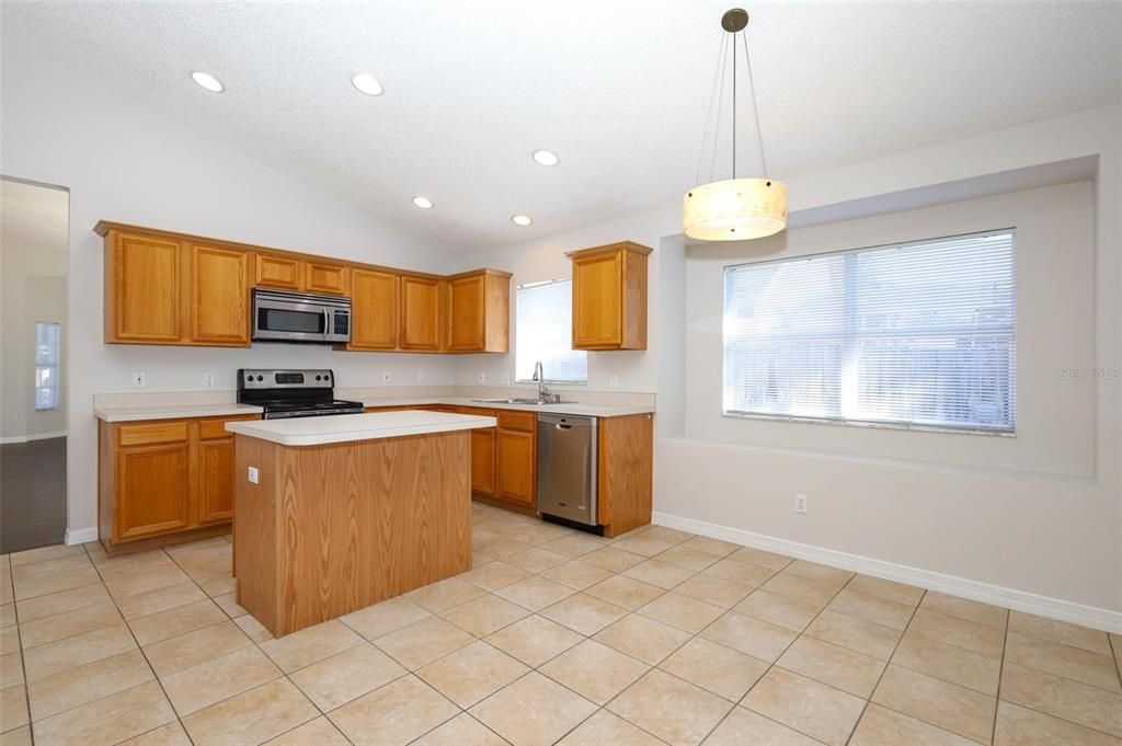 合同活跃: $415,000 (4 贝兹, 2 浴室, 1929 平方英尺)