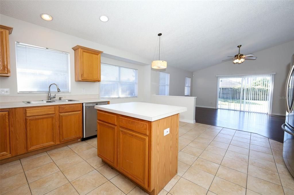 合同活跃: $415,000 (4 贝兹, 2 浴室, 1929 平方英尺)