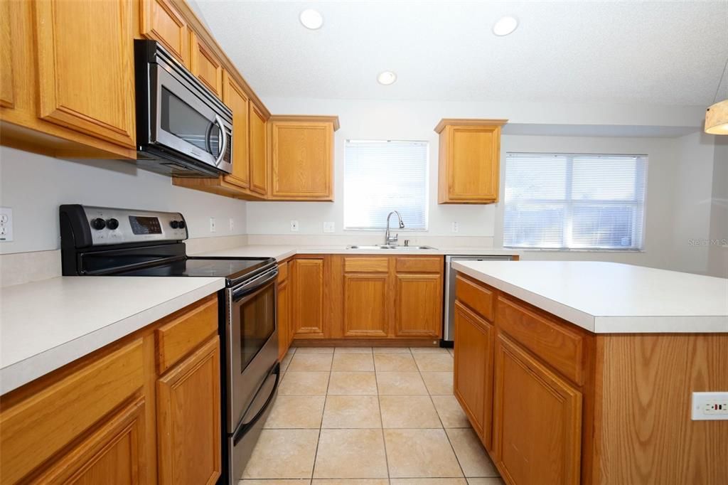 合同活跃: $415,000 (4 贝兹, 2 浴室, 1929 平方英尺)