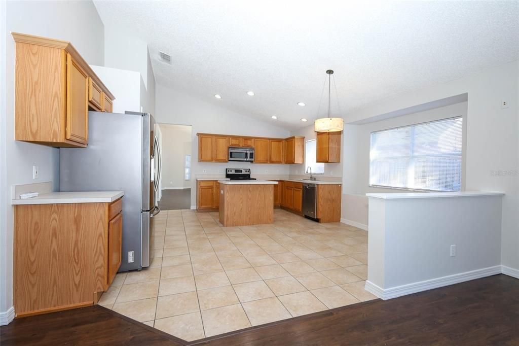 合同活跃: $415,000 (4 贝兹, 2 浴室, 1929 平方英尺)