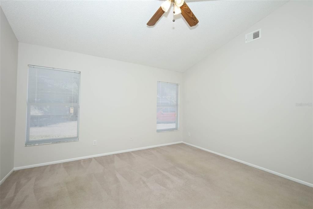 合同活跃: $415,000 (4 贝兹, 2 浴室, 1929 平方英尺)