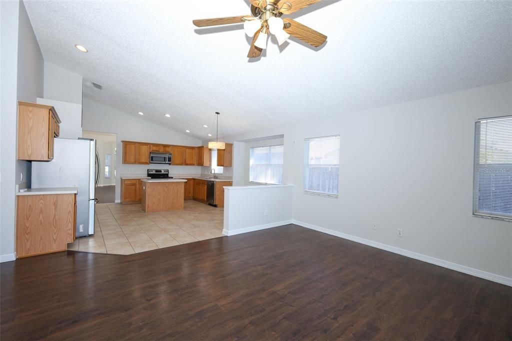 合同活跃: $415,000 (4 贝兹, 2 浴室, 1929 平方英尺)