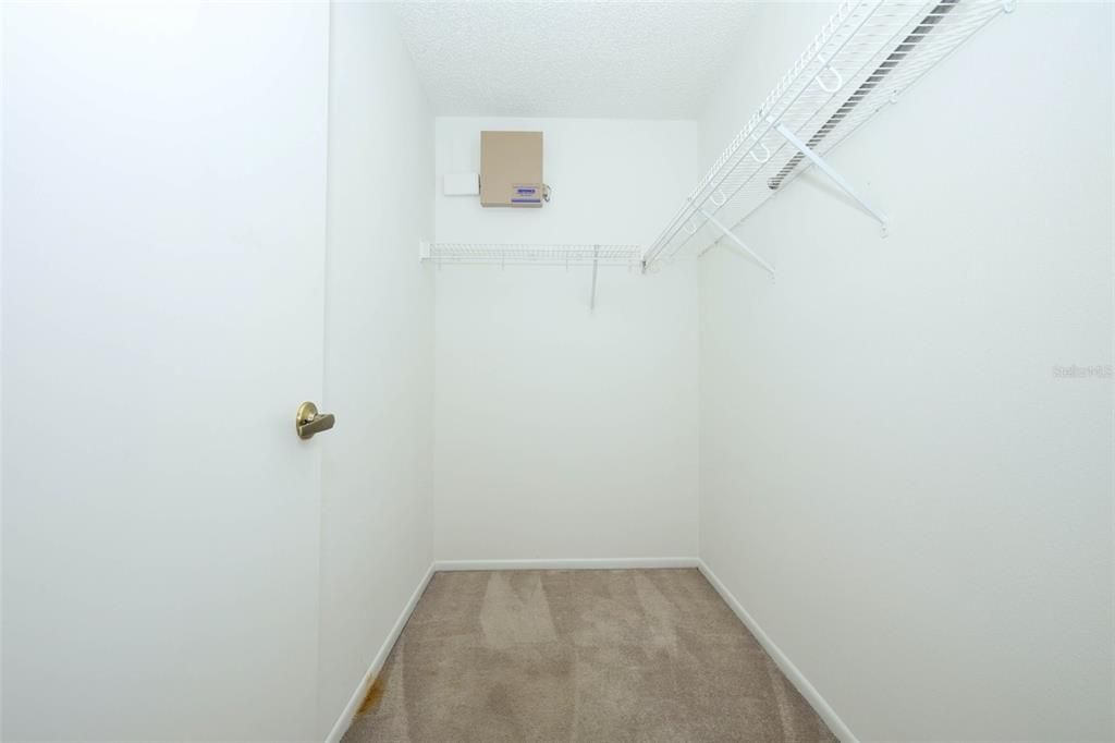 合同活跃: $415,000 (4 贝兹, 2 浴室, 1929 平方英尺)