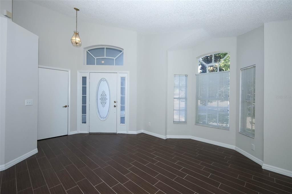 合同活跃: $415,000 (4 贝兹, 2 浴室, 1929 平方英尺)