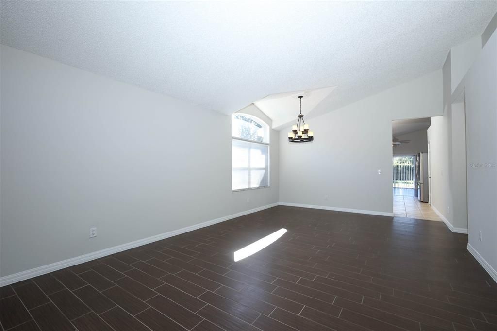 合同活跃: $415,000 (4 贝兹, 2 浴室, 1929 平方英尺)