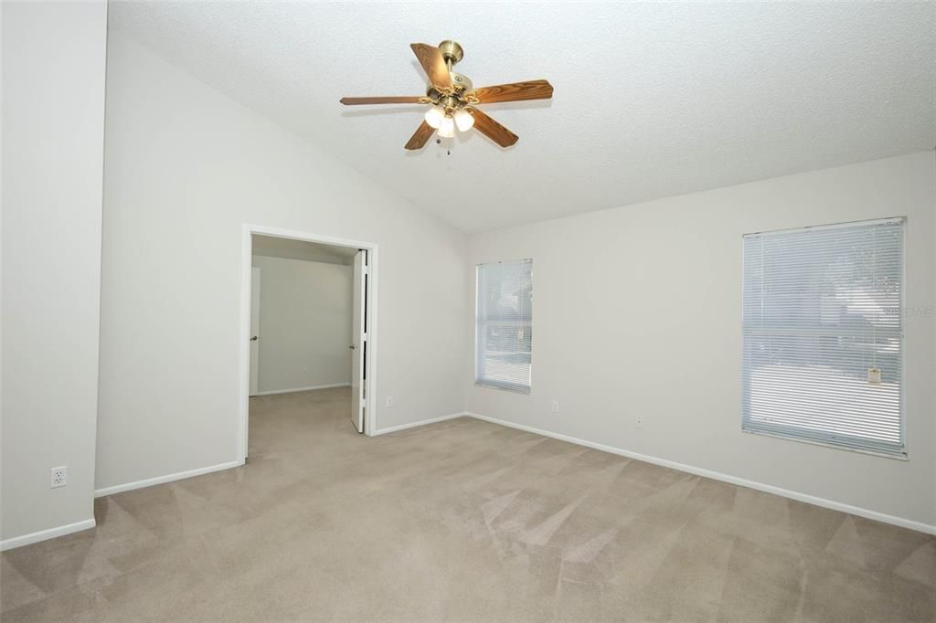 合同活跃: $415,000 (4 贝兹, 2 浴室, 1929 平方英尺)