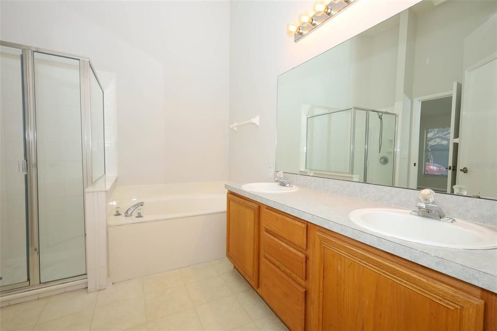 合同活跃: $415,000 (4 贝兹, 2 浴室, 1929 平方英尺)