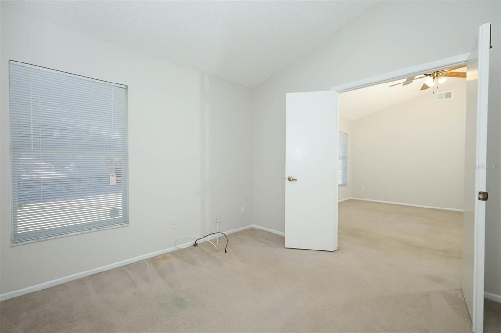 合同活跃: $415,000 (4 贝兹, 2 浴室, 1929 平方英尺)