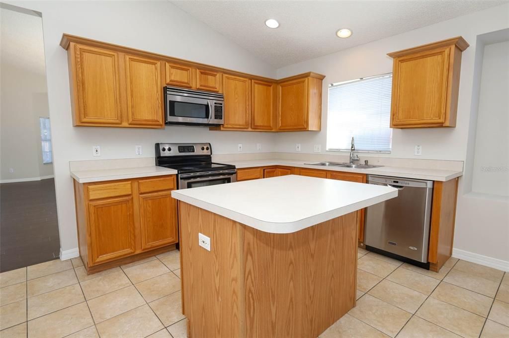 合同活跃: $415,000 (4 贝兹, 2 浴室, 1929 平方英尺)