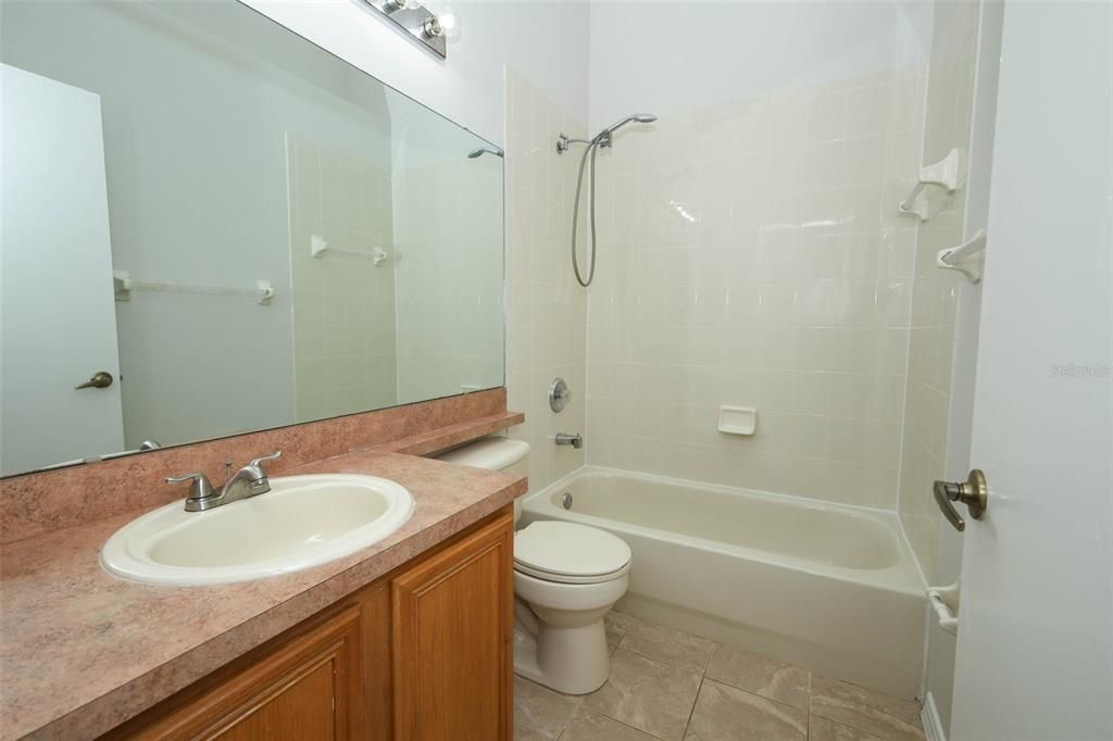 合同活跃: $415,000 (4 贝兹, 2 浴室, 1929 平方英尺)