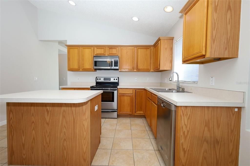 合同活跃: $415,000 (4 贝兹, 2 浴室, 1929 平方英尺)