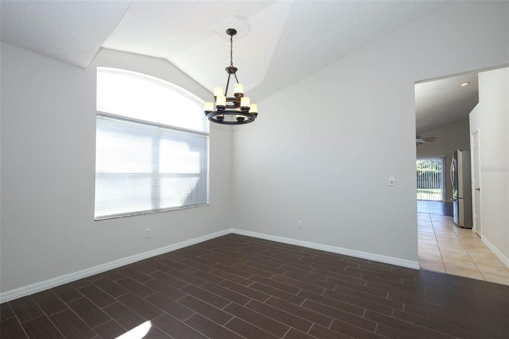 合同活跃: $415,000 (4 贝兹, 2 浴室, 1929 平方英尺)