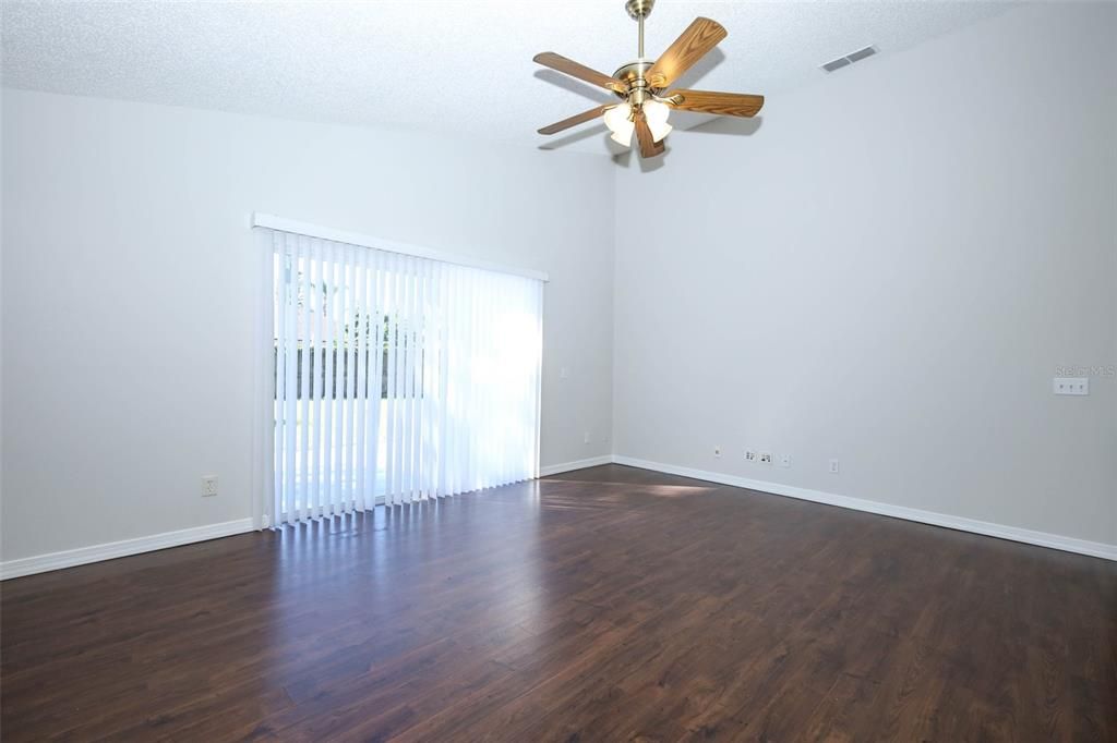 合同活跃: $415,000 (4 贝兹, 2 浴室, 1929 平方英尺)