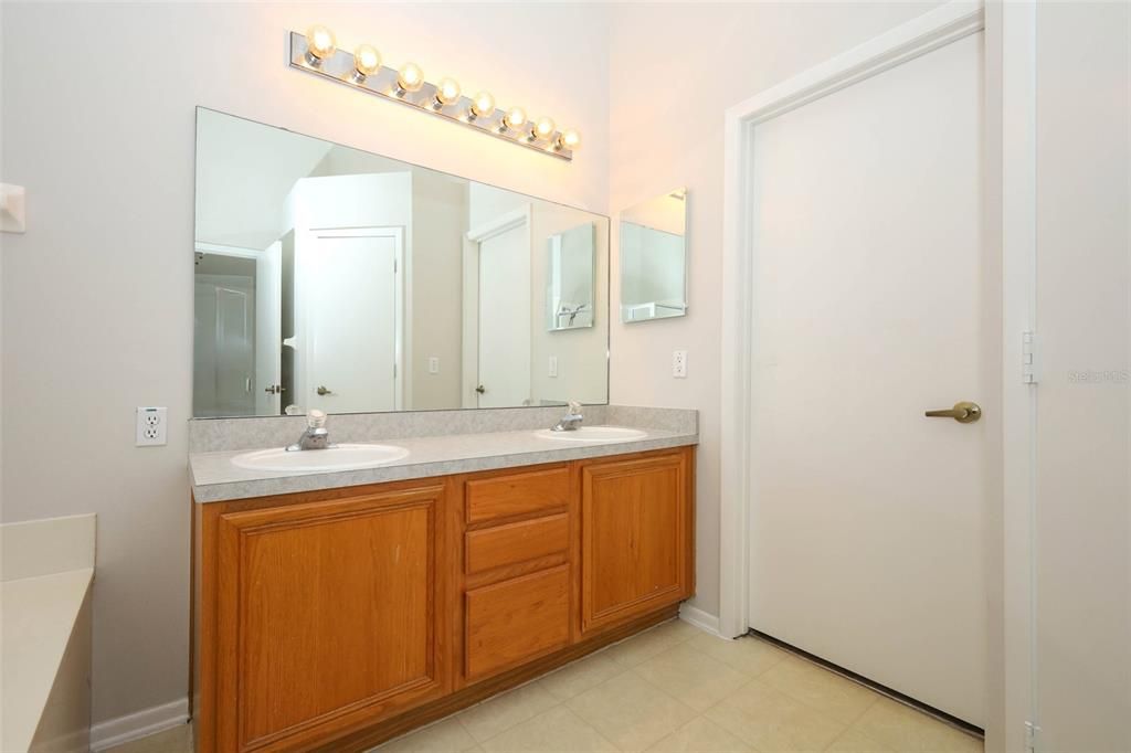 合同活跃: $415,000 (4 贝兹, 2 浴室, 1929 平方英尺)