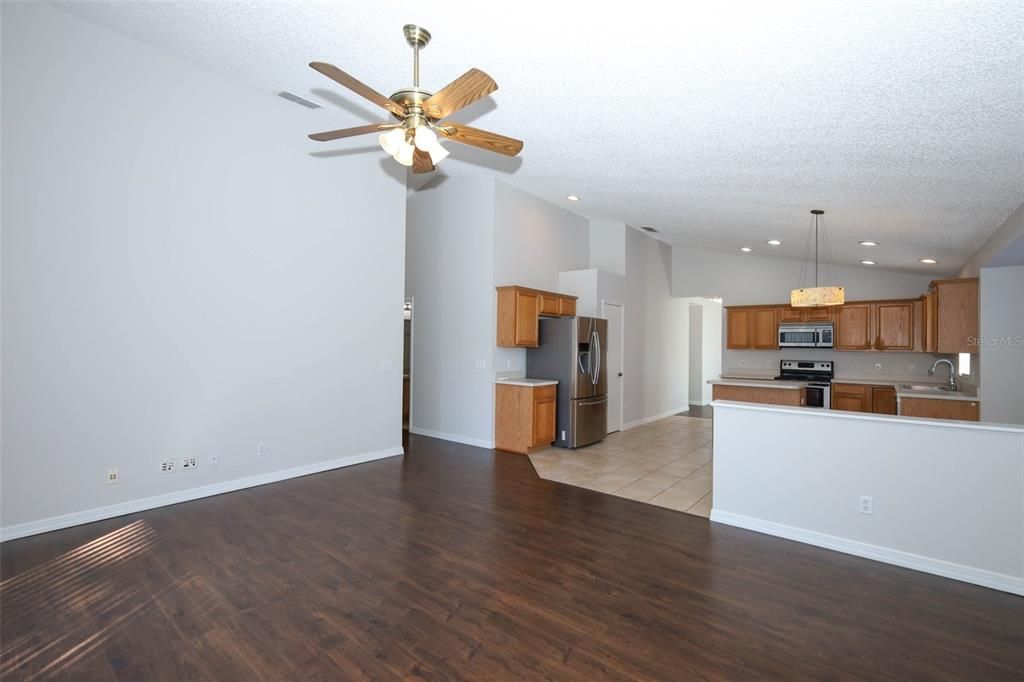 合同活跃: $415,000 (4 贝兹, 2 浴室, 1929 平方英尺)