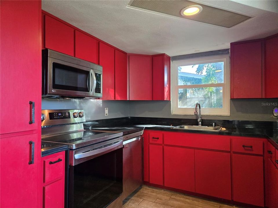 待售: $190,000 (2 贝兹, 2 浴室, 1136 平方英尺)