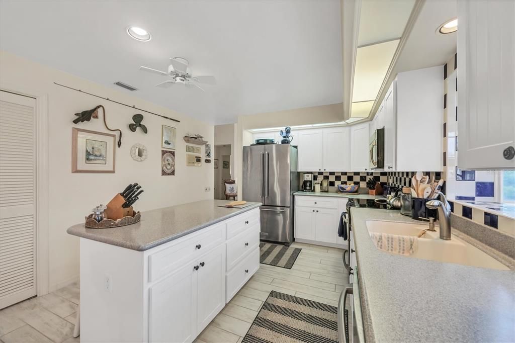 For Sale: $359,000 (2 beds, 2 baths, 1886 Square Feet)