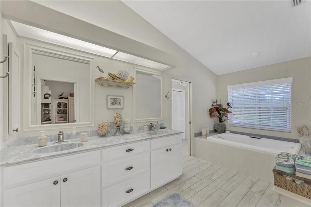 For Sale: $359,000 (2 beds, 2 baths, 1886 Square Feet)