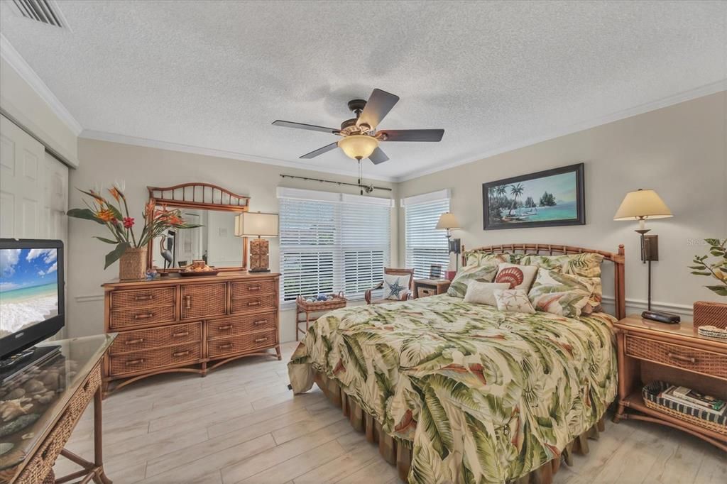 For Sale: $359,000 (2 beds, 2 baths, 1886 Square Feet)