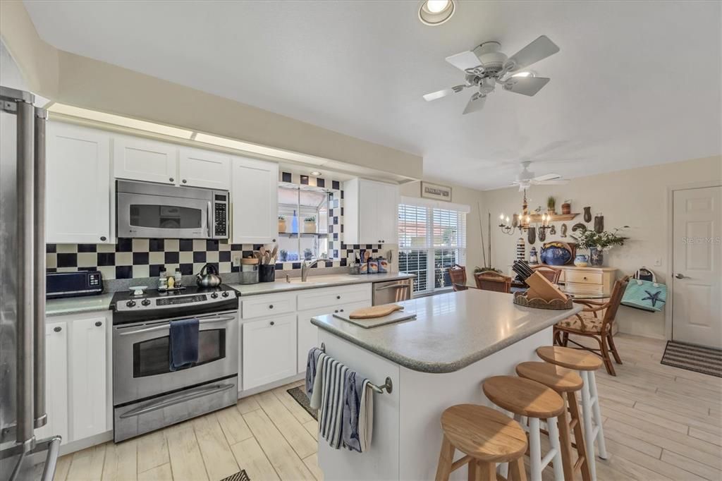 For Sale: $359,000 (2 beds, 2 baths, 1886 Square Feet)