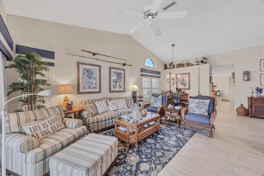 For Sale: $359,000 (2 beds, 2 baths, 1886 Square Feet)