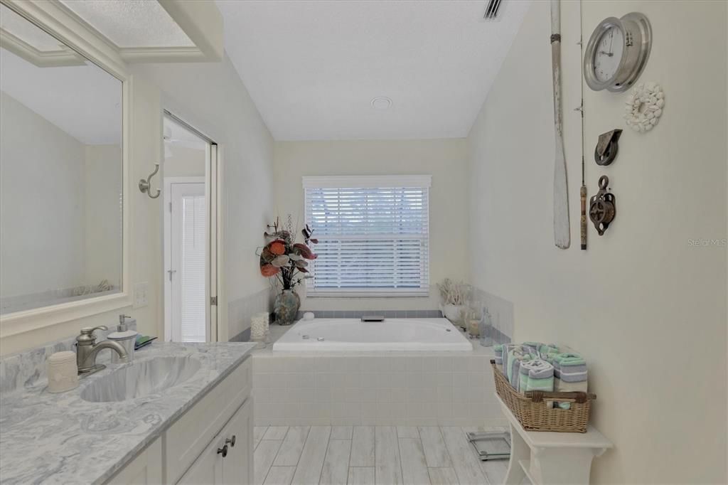 For Sale: $359,000 (2 beds, 2 baths, 1886 Square Feet)