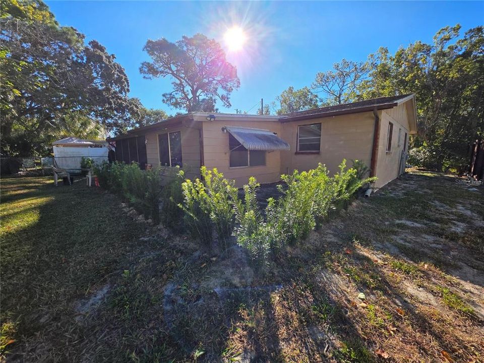 For Sale: $115,000 (2 beds, 1 baths, 792 Square Feet)