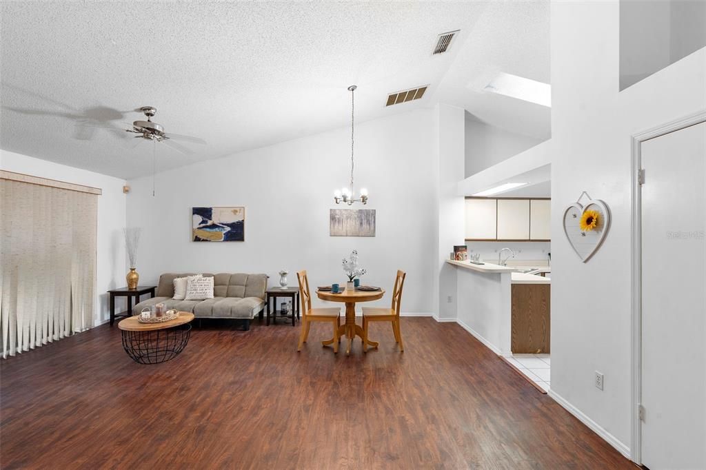 En Venta: $285,000 (2 camas, 2 baños, 1248 Pies cuadrados)