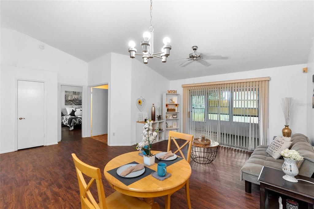 En Venta: $285,000 (2 camas, 2 baños, 1248 Pies cuadrados)