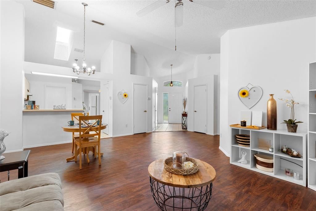 En Venta: $285,000 (2 camas, 2 baños, 1248 Pies cuadrados)