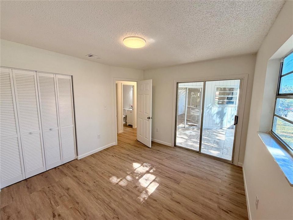 For Sale: $199,000 (2 beds, 2 baths, 933 Square Feet)