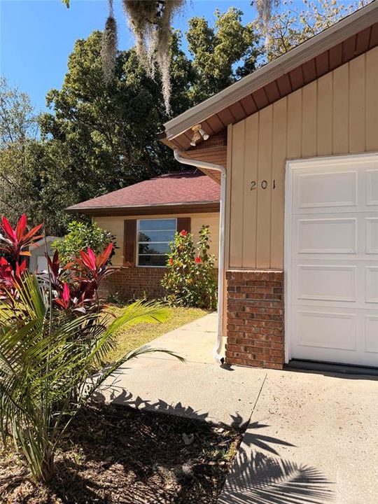 For Sale: $199,000 (2 beds, 2 baths, 933 Square Feet)