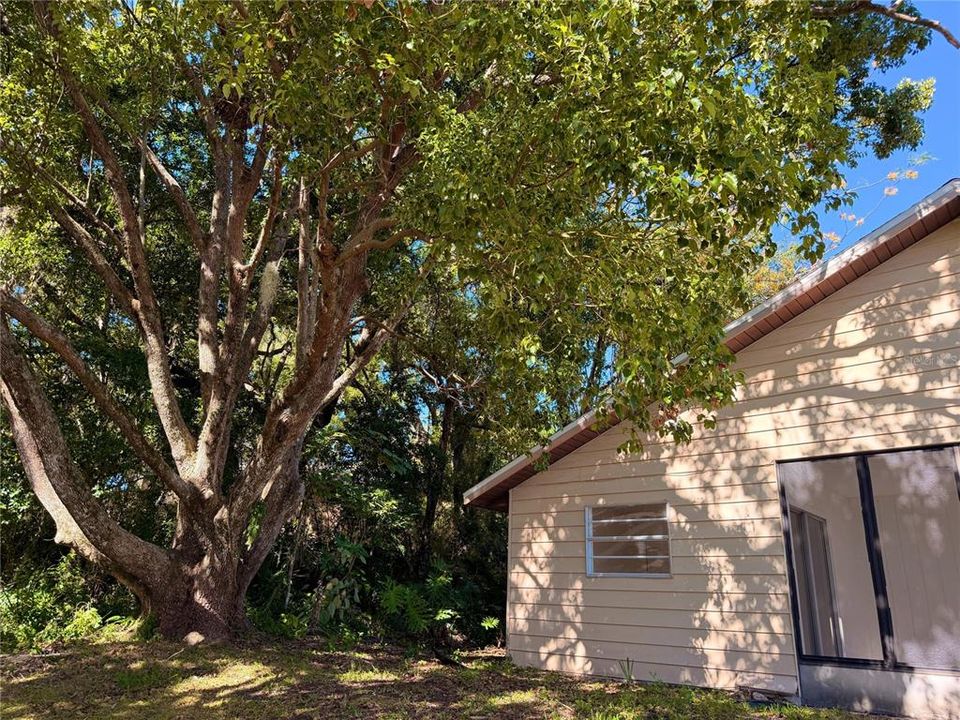 For Sale: $199,000 (2 beds, 2 baths, 933 Square Feet)