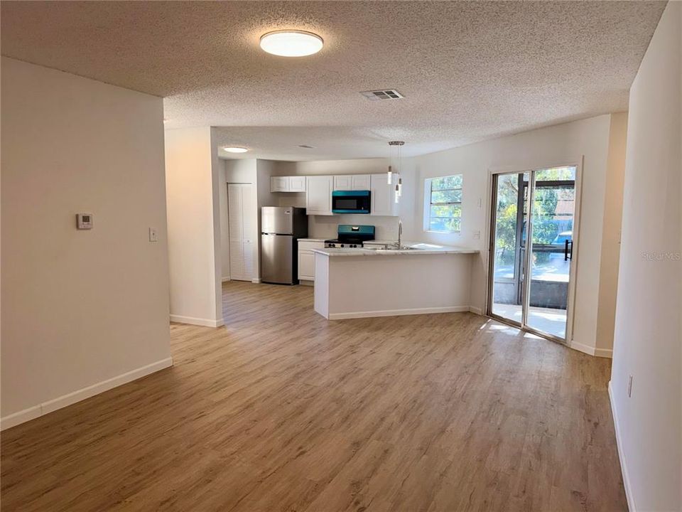 For Sale: $199,000 (2 beds, 2 baths, 933 Square Feet)